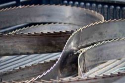 Snadný návod, jak správně napnout pilový pás na dřevo a kov